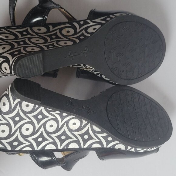 Soft Style Black Patent Leather Wedge Sandals Size 8 Geometric Pattern Heel Hush - Picture 6 of 6